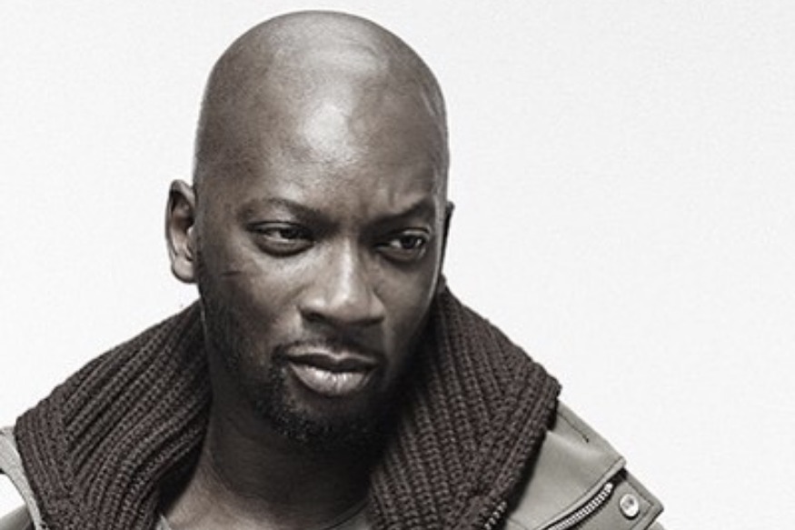 SINGUILA SORT ENFIN DE SON SILENCE